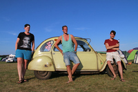 2015年の「2CVフレンズ・ポーランド大会」にて。写真の3人は、オランダからやってきた若き「2CV」のファンたち。