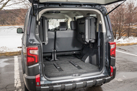 3列目を左右にはね上げた状態の荷室。シートは重さも含めて格納するのがちょっと大変。