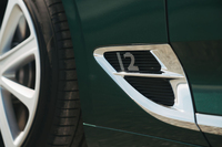 フロントフェンダー部には、シリンダー数を示す「12」やベントレーの「B」をモチーフにした意匠が見られる。