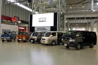 歴代「トヨタ・ハイエース」。写真では、左から順に初代、2代目、3代目……と並んでいる。