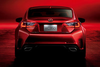 レクサスの頭文字であるアルファベットの「Ｌ」をモチーフとしたリアコンビランプを採用。コンパクトなキャビンに張り出したフェンダーを組み合わせてダイナミックさを表現したエクステリアデザインがセリングポイントだ。