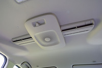 「シエンタ」の天井サーキュレーターはオプションで装着可能。「フリード」のリアクーラーとは異なり、冷却機能はない。