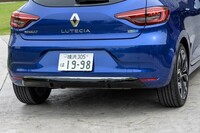 目立たないものの、いわゆるパイプレスデザインのリアバンパーが「E-TECHハイブリッド」の証しだ。