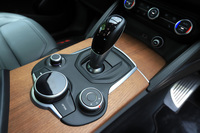 8段ATのシフトセレクターやインフォテインメントシステムのコントローラーなどが配されたセンターコンソール。走行モード切り替え機構「アルファD.N.A.」の切り替えダイヤルも個々に備わる。