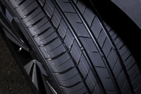 「Tクロス」用の205/55R17サイズは4本の縦溝が入った5リブパターン。この日はあいにく（？）の雲ひとつない晴天だったが、従来品の「エクスタHS51」よりもウエットブレーキ性能が強化されているという。