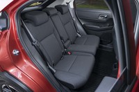 後席は足元空間が35mm拡大し、背もたれの後傾角度も2度拡大。従来モデルでも広かったが、さらに居心地がよくなった。