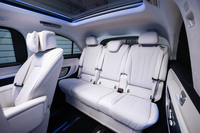 3人掛けとなる3列目シート。セパレートタイプのシートも設定されている。ガラスルーフは、3列目シートの頭上直前まで広がっている。