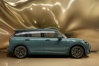 「MINIクラブマン アントールドエディション」のサイドビュー。ホイールアーチやサイドステップが濃いグリーンに塗られている。