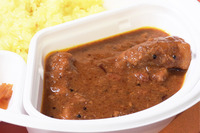 ベースとなるのはトマトベースのスパイスカレー。ごろごろとしたお肉と爽やかな酸味が魅力。