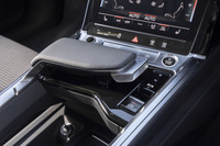 シフトセレクターはアームレストのサイドにレイアウトされている。軽い力で直感的に操作できる優れ物。