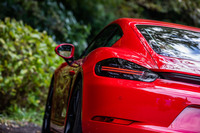 テールランプは「718ケイマン」などと共通のデザインだが、コントラストダークカラーを用いて引き締まった印象に仕上げられている。120km/h以上で自動的にせり上がり、80km/h以下になると下がる電動スポイラーも標準モデル同様に装備している。