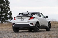 「トヨタC-HR」のスポーティーグレード“GRスポーツ”には、1.2リッターターボ車と1.8リッターのハイブリッド車がラインナップされる。今回は前者に試乗した。