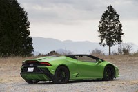 ルーフの開閉動作は、オープン／クローズとも17秒で行われる。車速50km/h以下であれば走行中でも操作は可能。