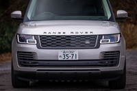 試乗車には、標準LEDライトの5倍の輝度で500m以上のクリアな視界を確保するという「シグネチャー付きピクセルレーザーLEDヘッドライト」が装備されていた。