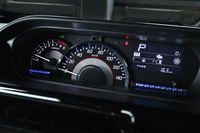 グレードごとに異なるメーターが装備される標準モデルに対し、「スティングレー」のメーターは基本的に全車共通。マイルドハイブリッド機構に関するインジケーターの有無や、インフォメーションディスプレイの表示が異なる程度である。