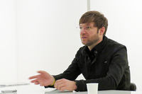 「Q2」に盛り込まれている、歴代のアウディ車に通じるデザインの特徴を語るフィンク氏。