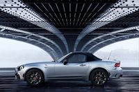 「アバルト124スパイダー」に発売2周年記念モデルが登場の画像