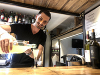 バリスタのミルコさんが“友情のレモンリキュール”を注いでくれる。