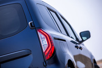 従来型「カングー」でおなじみのDピラーに組み込まれた縦長のリアコンビランプは、ヘッドランプと対になるコンパクトなCシェイプデザインに変更された。ワイドなショルダーラインや抑揚のあるフォルムも目を引くポイントだ。