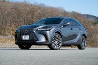 新型「RX」のなかで唯一の外部充電可能な電動パワートレインを持つ「450h＋“バージョンL”」。車両本体価格は871万円。