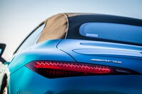 4代目を最後に途絶えていたソフトトップが復活。開閉は物理的スイッチによる操作、またはセンターモニター内の表示部をフリックすることで行う。