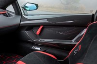 ドアパネルがカーボン製パネルに交換されるなどの軽量化対策を行い、「アヴェンタドールS」よりも50kg軽い1525kg（乾燥重量）という車重が公表されている。パワーウェイトレシオは1.98kg/psとなる。