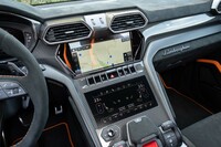 センターディスプレイは上下2段式。上はナビゲーションやオーディオを、下はエアコンやシートヒーターをつかさどる。