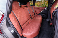 後席の背もたれには、スルーローディングシステムと呼ばれる40：20：40の3分割可倒機能が備わる。荷室右側面にあるスイッチの操作で、簡単に背もたれを倒すことができる。