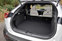 後席の背もたれを倒して荷室を最大化した状態。背もたれ部分には、やや傾斜が残る。