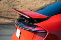 テールゲートに備わる可動式の空力デバイス。通常時はCd値0.21という空気抵抗の低さを誇る「エメヤ」だが、このデバイスを展開すれば、最大で150kgのダウンフォースが得られるという。