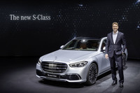 新型「メルセデス・ベンツSクラス」をお披露目するダイムラーのオーラ・ケレニウスCEO。