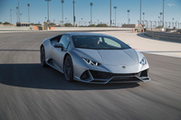 動力性能については、0-100km/hの加速タイムが従来モデルの3.2秒から2.9秒に短縮。最高速は325km/hとされている。