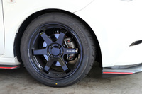 「マーチ」「ノート」ともに、足まわりには車高調整式サスペンションを採用。また現在開発中の鍛造アルミホイールも装備されていた。