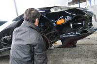 「バイパー」の足まわりを点検するメカさんの図。走っていると、時折右前から「トントン……」という音がしていたのだが、特に異常は見つからず。「タイヤに何かかんでいたのでは？」という結論に落ち着いた。