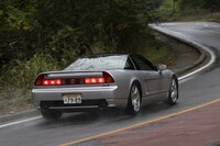 「ドライバー中心のスーパースポーツ」として開発された初代「NSX」。前方も後方もこの手のクルマとしては異例に視界が開けており、日常生活でも使いやすいクルマだ。