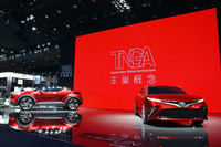 トヨタの「TNGA」を説明するために用意された2台のデザインコンセプト。新規に制作したものだというが「C-HR」と「カムリ」にそっくりである。