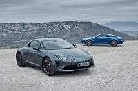 「A110リネージ」（手前）と「ピュア」（奥）。