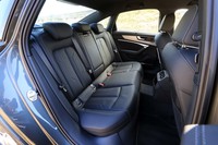 今回の試乗車は、リアシートヒーターやリアウィンドウブラインドなどがセットになるリアコンフォートパッケージを装備していた。