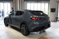 新型「マツダ3」には「ファストバック」と呼ばれる写真のハッチバックのほか、セダンもラインナップされる。