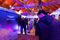 前夜祭の会場より。実際のアストンオーナーから「君のはどのモデル？」と聞かれるたびに、取材での参加であることを伝えるのが切なかった。
