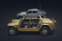 「チーター」（手前）は軍用を企図して造られたワンオフのプロトタイプ。対する「LM002」（奥）は民間向けの量産車として1986年から約300台造られた。