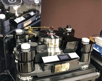 日本のテクダスが究極のアナログプレーヤーとして出品した「エアフォースゼロ」。重量は350kgに達する。