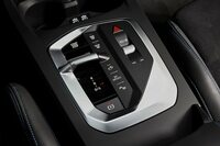 新型ではギアセレクターレバーが大幅に小型化され、「iDrive」システムの回転式プッシュボタンも廃止された。