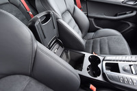 運転席と助手席の間には小物入れスペースが確保される。その中には、AUXとUSBのソケットや、12Vのパワーアウトレットも備わる。