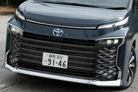 フロントグリルの形状は牙をむいたプレデターのごとし。口を強調するためか、はたまた置き場がなくなったからか（笑）、ヘッドランプと薄暮灯はグリルの内側に配置された。ちなみにグリルの上に装備されているのは、ターンランプ／クリアランスランプである。（写真：向後一宏）