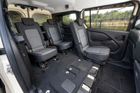 ちょっと変則的な2＋1＋2の5人乗りに。シートは1脚あたり23kgと重いので、2人以上で作業するのが望ましい。