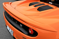 左右のリアフェンダーにまたがる、大型リアウイングを標準装備。ボディーは軽量なGFRP（ガラス繊維強化プラスチック）製となっている。