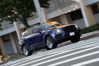 「ベンテイガ スピード」の0-100km/h加速タイムは3.9秒。標準モデルの「ベンテイガ」（4.1秒）よりも0.2秒速い。
