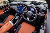 インストゥルメントパネルの基本デザインは「Cクラス」に準ずるが、上下の厚みが増し、ソフトパッドが多用されるなど「GLC」に合わせてリファインされている。ダッシュボードの中央上部に配置される特徴的なエアアウトレットの形状は、航空機エンジンのナセルがモチーフになっているという。