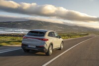 前後に駆動用モーターを搭載する「EQE350 4MATIC」は最高出力292PSと最大トルク765N･mを発生。0-100km/h加速のタイムは6.6秒。